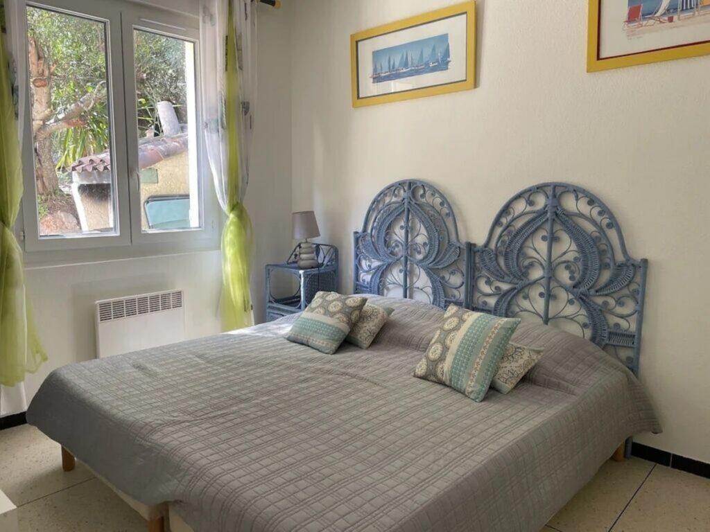 chambre 3 haut avec deux lits 90. la chambre donne sur le jardin de derrière