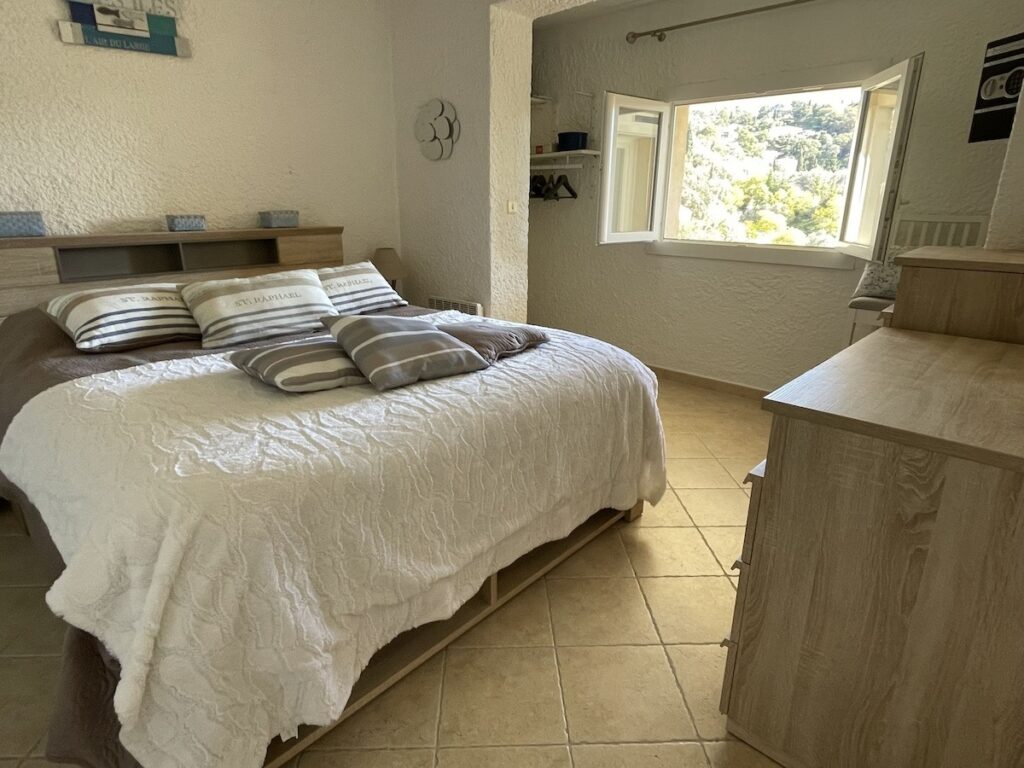 chambre 4 du bas avec lit 160