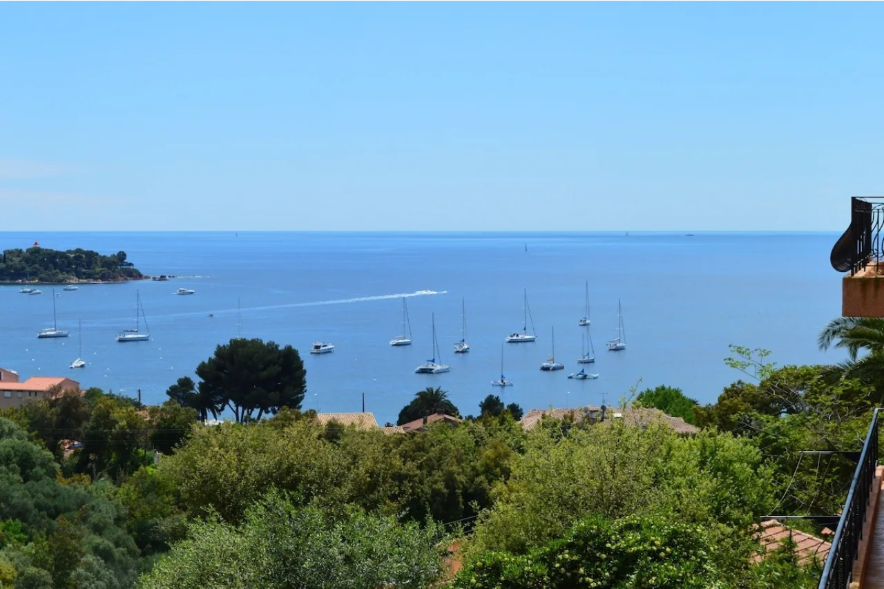 Vue mer sur la rade d’Agay et les bateaux au mouillage