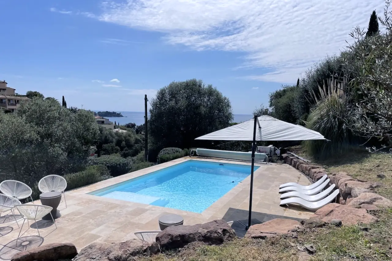 Piscine privée de la villa avec bains de soleil, Agay