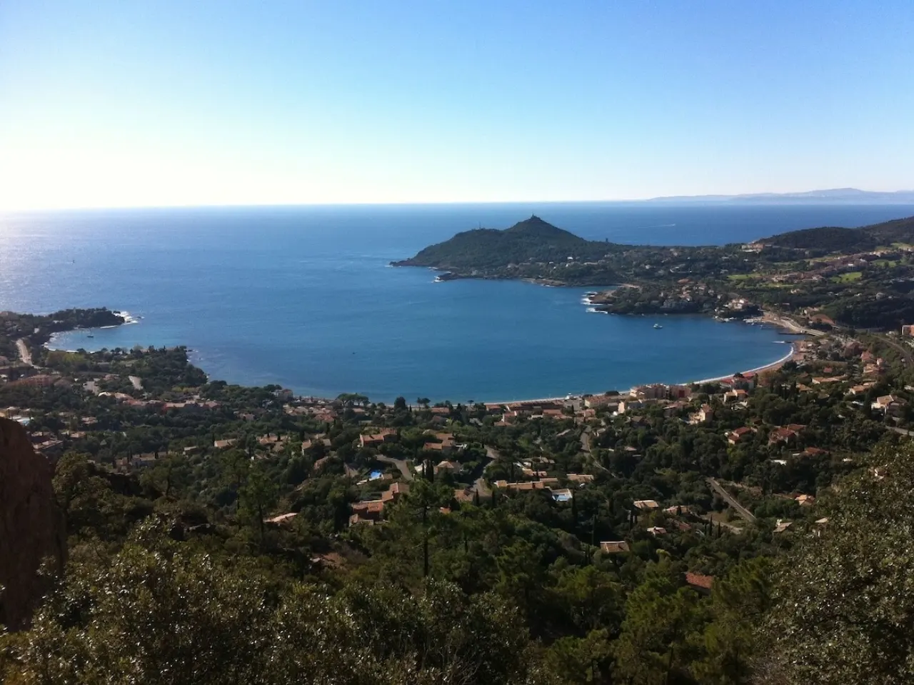 Vue panoramique sur la baie d’Agay et le massif de l’Estérel