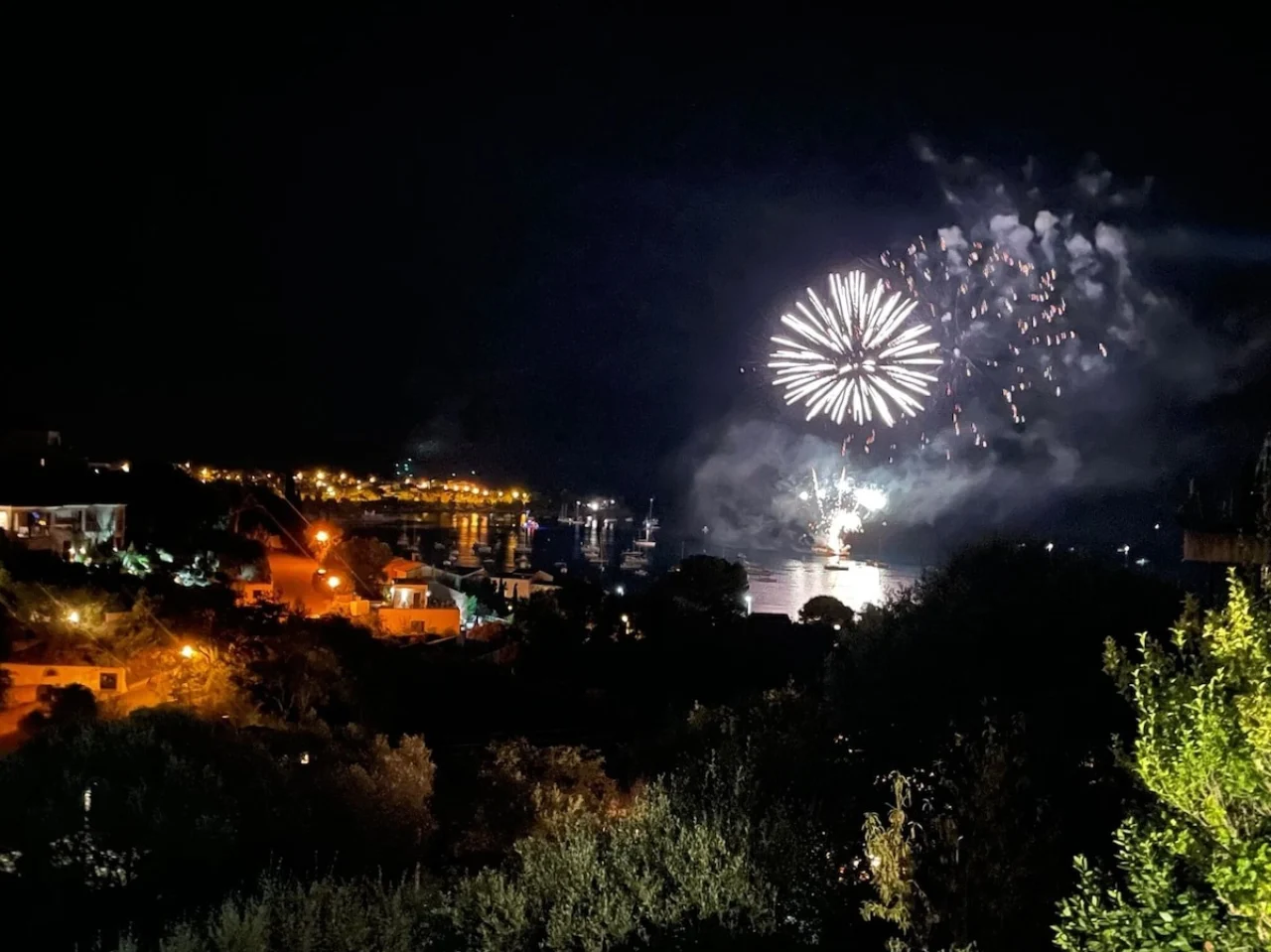 Feu d’artifice sur la baie d’Agay vu depuis la villa