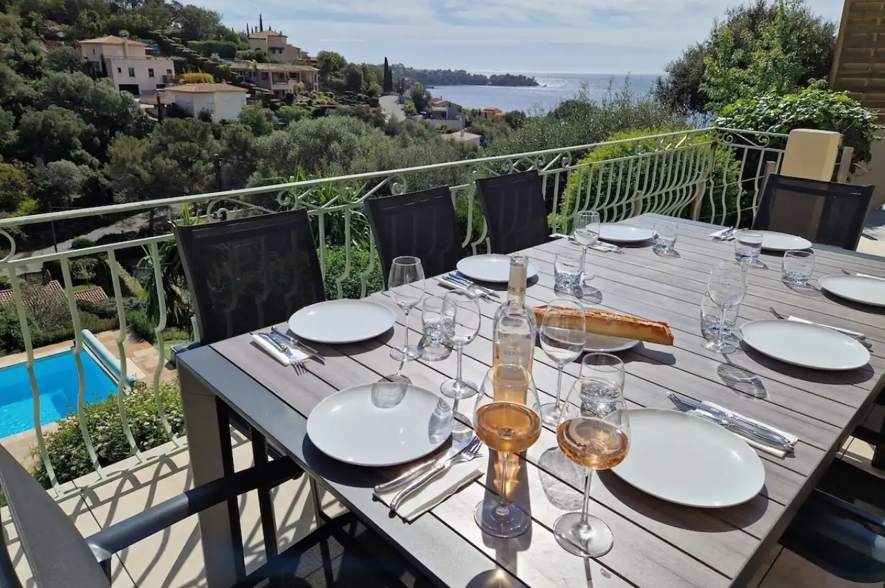 Repas sur la terrasse vue mer et Estérel, Maison Agay